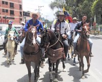 La oposición venezolana protesta a caballo en las principales ciudades del país