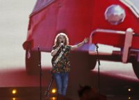 Las redes se ceban con el 'gallo' de Manel Navarro en Eurovisión