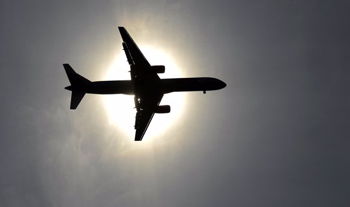 Un avión sobrevuela el aeropuetro de Leeds Bradford.