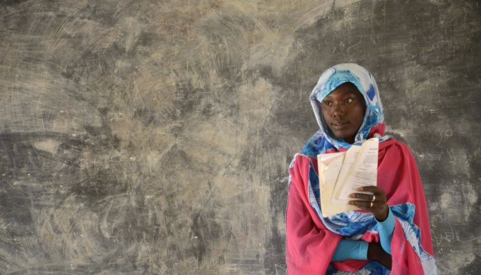 Niña refugiada en Darfur, Sudán, en una escuela