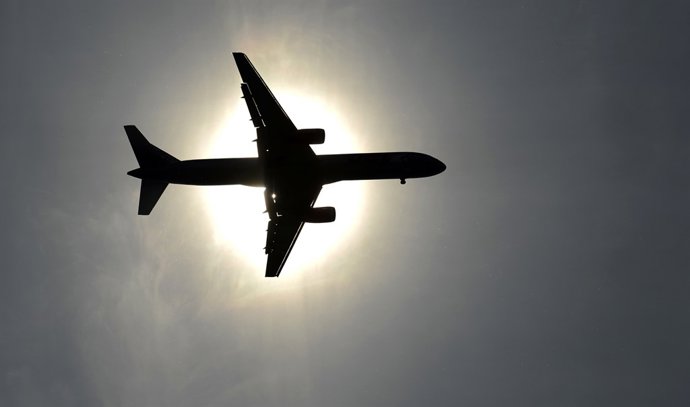 Un avió sobrevola l'aeropuetro de Leeds Bradford.