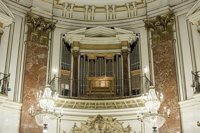 Una anciana herida al caer la puerta de la Basílica antes del traslado de la Virgen