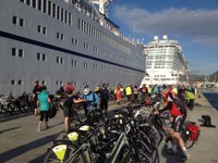 Un centenar de ciclistas inaugura la modalidad de 'crucero activo' con una ruta por el Mar Menor y Cabo de Palos