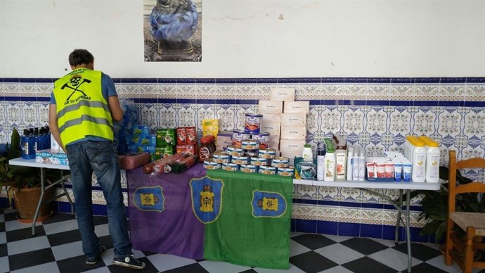 Bomberos málaga entregan productos asilo ángeles