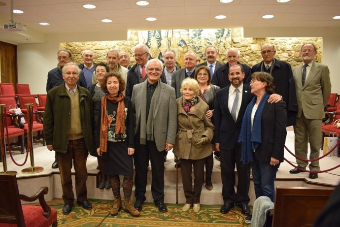 Freixanes, presidente de la RAG, compañado del pleno