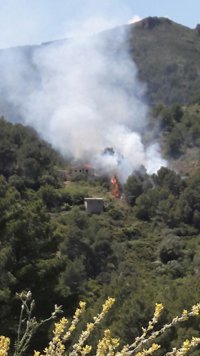 Un incendio afecta a la Sierra de La Calderona y obliga a cerrar el puerto de Sagunto