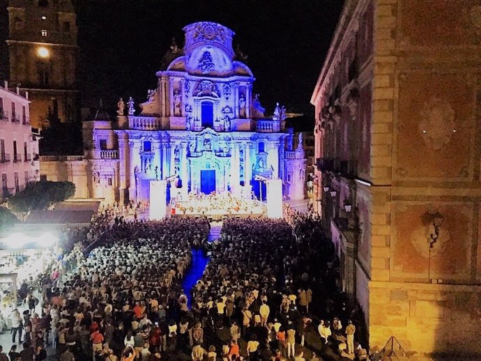 Miles de personas abarrotan la Plaza Belluga en el concierto de la OSRM