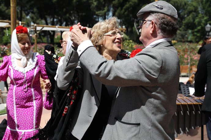 Carmena bailando con un chulapo