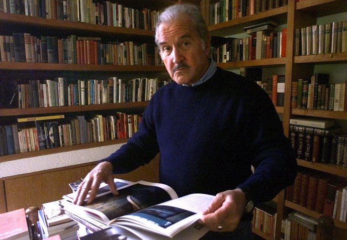 Carlos Fuentes en su casa