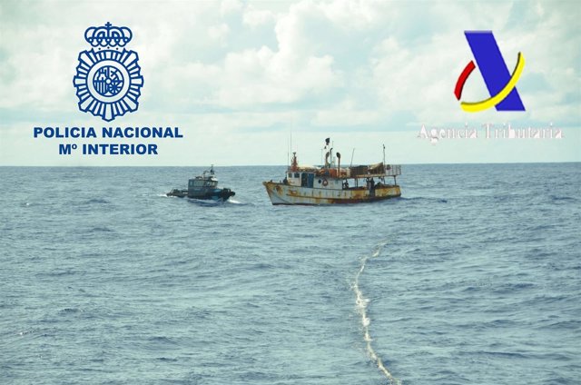 Barco interceptado con cocaína.