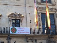 El Ayuntamiento de Palma cuelga la bandera de la familia de la fachada de Cort