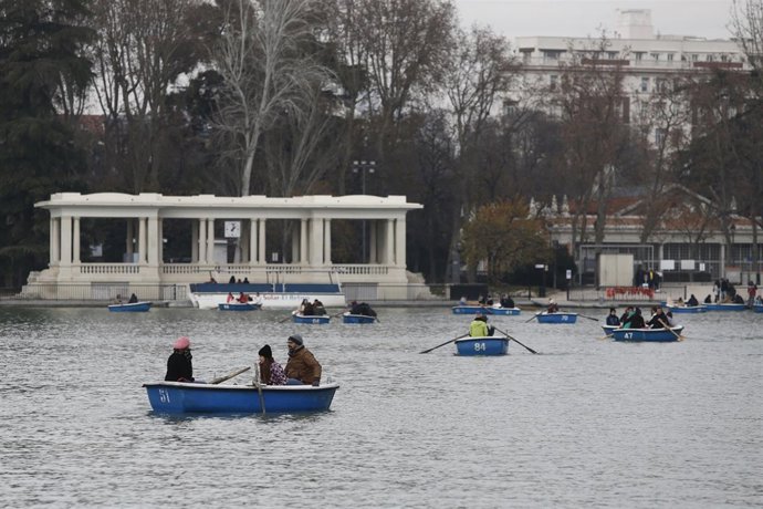 Familia, familias, padres, madres, hijos, hijas, parque de El Retiro de Madrid