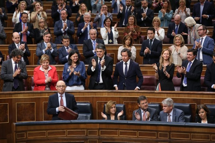Montoro es aplaudido por los diputados tras pasar el trámite los Presupuestos