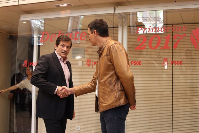 Pedro Sánchez y Javier Fernández antes del inicio del debate del PSOE