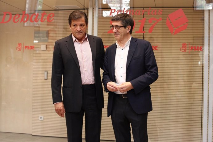 Javier Fernández y Patxi López antes del incio del debate del PSOE