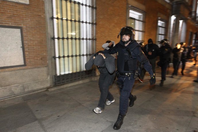 Enfrentamientos ante el Congreso entre manifestantes del 25S y policía