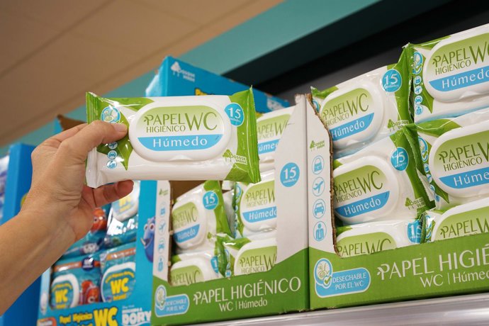 Papel higienico humedo en lineal en tienda 