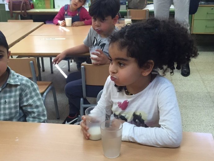 El Govern proporciona leche gratuita a 88 escuelas catalanas