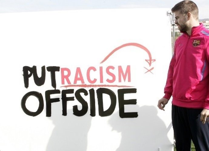 Piqué, con la campaña 'Put Racism Offside'