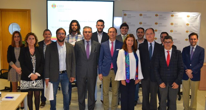 Asistentes al debate sobre educación y tecnología del CEU Andalucía.