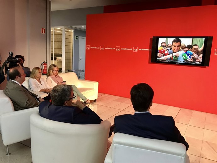 Dirigents del PSC segueixen el debat de les primàries del PSOE