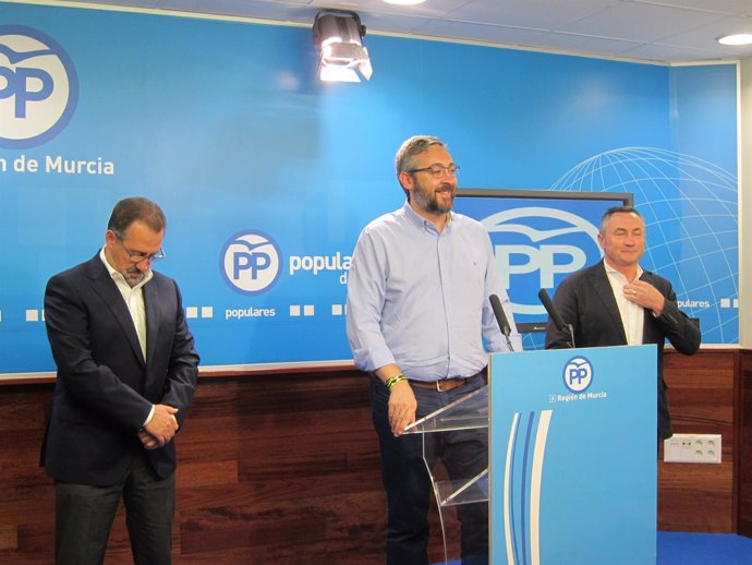 Martínez, acompañado por los dos concejales del PP en Moratalla