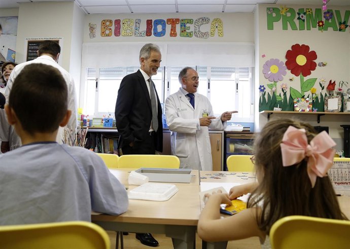 El consejero de Salud, Aquilino Alonso, visita el Hospital Macarena de Sevilla