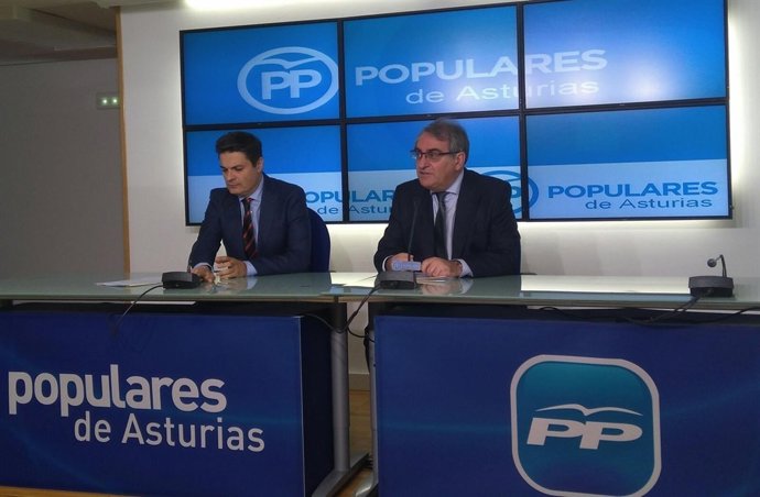 Rueda de prensa de los diputados del PP Ramón García Cañal y Pedro de Rueda