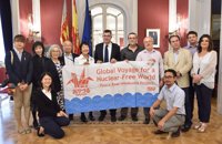 Las Corts reciben a los supervivientes de Hiroshima y Nagasaki para reclamar un mundo en paz y sin armas nucleares