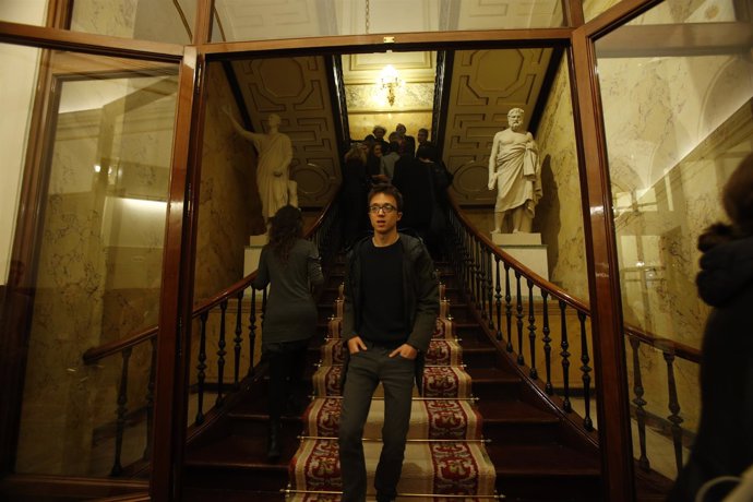 Iñigo Errejón en los pasillos del Congreso