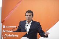 Rivera critica a Pablo Iglesias y a Manuela Carmena por "hacerle el juego a los separatistas"