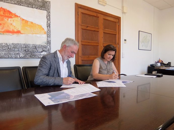 Firma de un convenio entre el Consell de Mallorca y el Ayuntamiento de Pollença