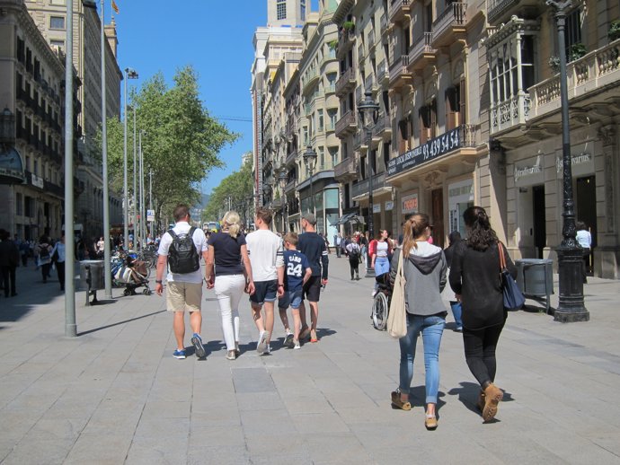 Gent, persona, persones, passejant, passeig, família, famílies, compres
