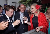 Besos, selfis y aplausos a Cifuentes en su primer San Isidro como presidenta del PP de Madrid