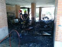 Sucesos.- Ocho personas, entre ellas un bebé, rescatadas de un incendio en los bajos de un edificio