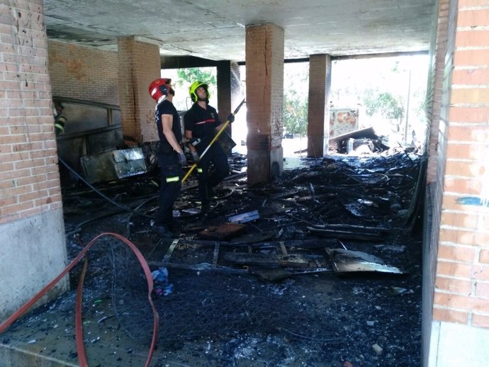 Bomberos del SPEIS inspeccionan el interior del edificio afectado este lunes
