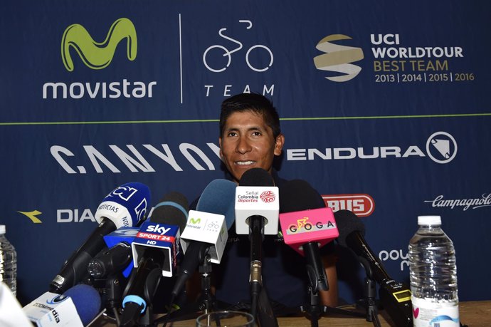 Nairo Quintana atiende a la prensa en el Giro
