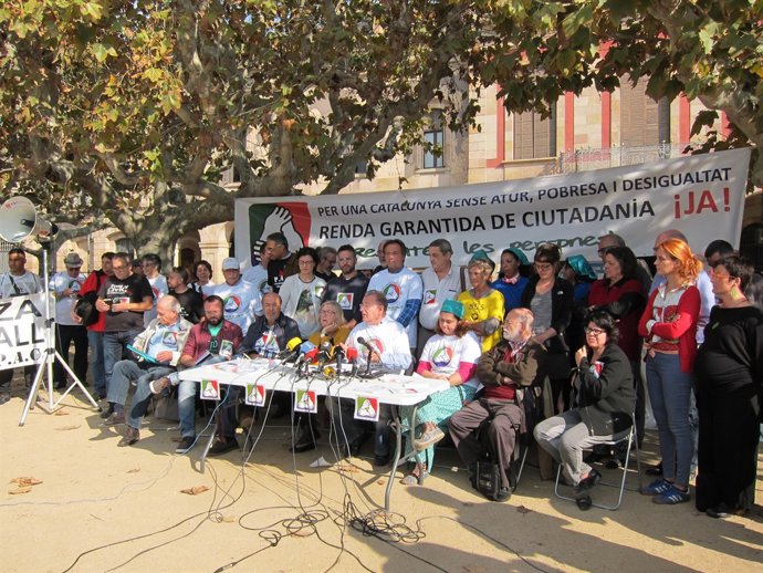 (Arxiu) Representants D'Entitats, Sindicats I Polítics Davant El Parlament
