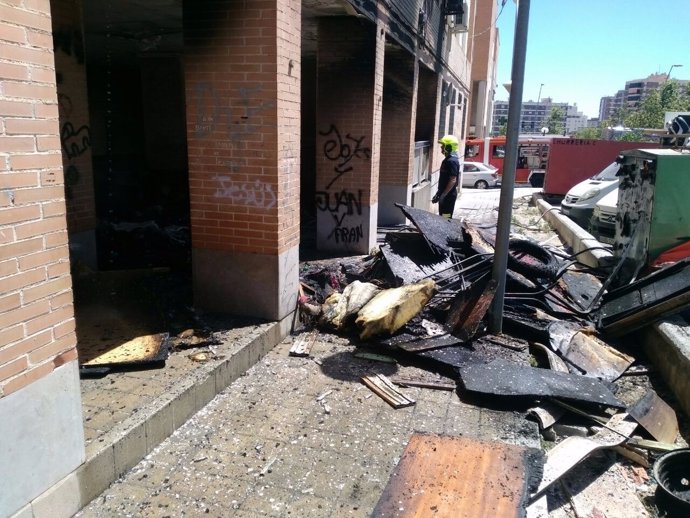 Enseres quemados a las afueras del edificio afectado