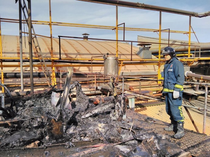 Incendio en el techo de una fábrica en Mula