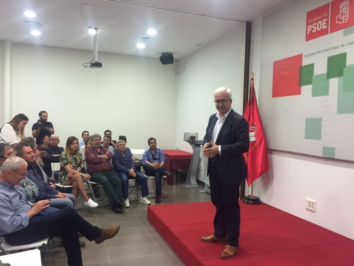 Jiménez Barrios en un acto en la sede del PSOE de Cádiz