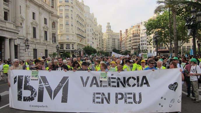 Una manifestación  conmemora en València el sexto aniversario del 15M