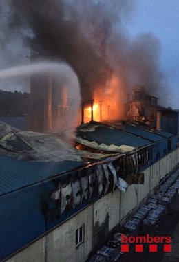 13 Dotaciones De Bomberos Trabajan En El Incendio De Una Nave En Sant Cugat