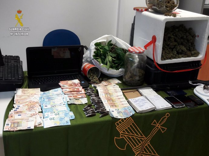 Efectos intervenidos en Utrera (Sevilla) de un grupo de venta de droga