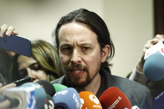 Pablo Iglesias atiende a los medios en el Congreso