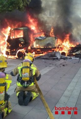 Arde un camión de pollos a l'ast en el centro de Amposta (Tarragona)
