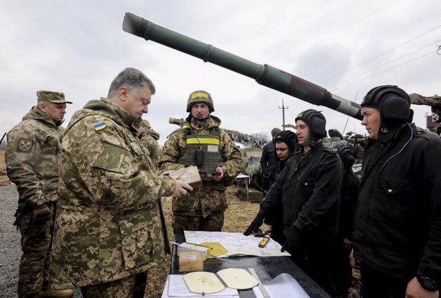 El presidente de Ucrania, Petro Poroshenko, visitando a las tropas en el este