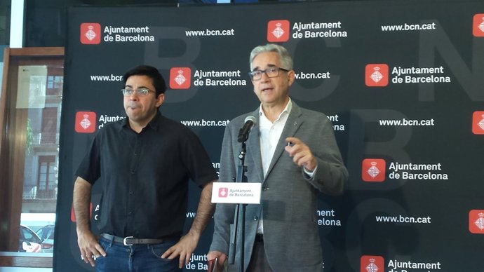 El alcalde accidental, Gerardo Pisarello, y el concejal J.M. Montaner
