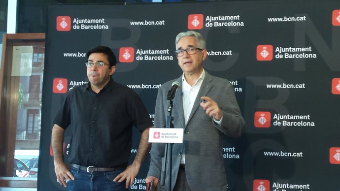 L'alcalde accidental, Gerardo Pisarello, i el regidor J.M. Montaner