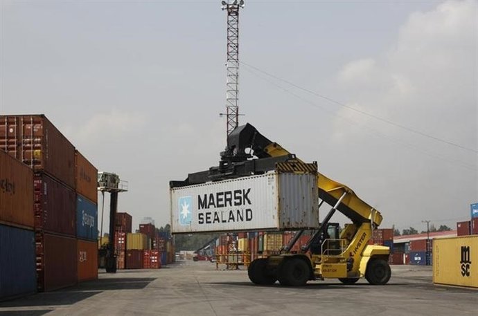 Una grúa mueve un contenedor en el terminal ferroviario Ferrovalle
